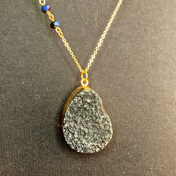 Gold chain necklace with blue black and green beads with hanging cut obsidian - Picture 2 of 2